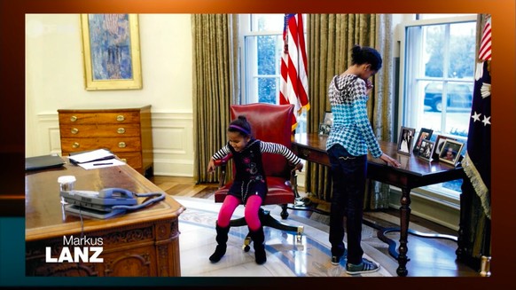 Barack Obamas beiden Töchter im Oval Office.