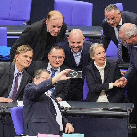 dpatopbilder - 29.01.2025, Berlin: Die Fraktion der AfD feiert im Bundestag das Abstimmungsergebnis im Bundestag für eine Verschärfung der Migrationspolitik. In der mitte Alice Weidel. Foto: Michael K ...