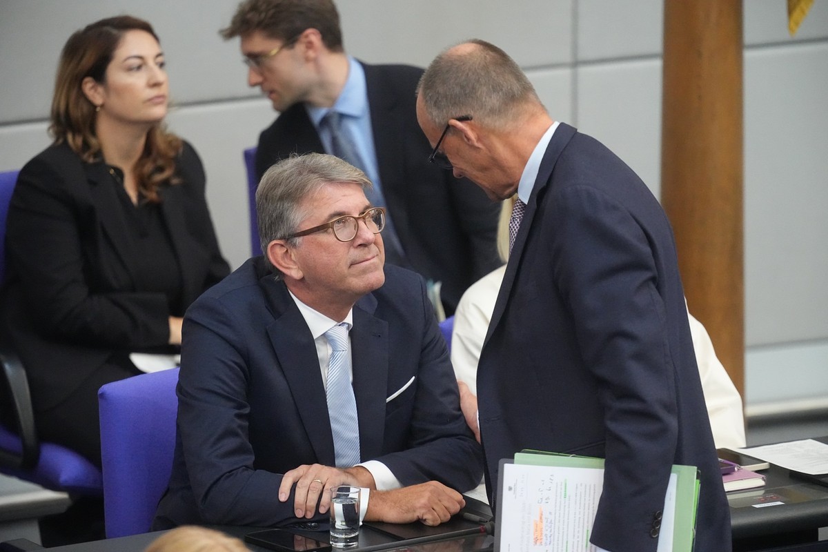 ARCHIV - 24.09.2025, Berlin: Wolfram Weimer (CDU,l), Staatsminister für Kultur und Medien, spricht mit Bundeskanzler Friedrich Merz (CDU) in der Generaldebatte in der Haushaltswoche im Bundestag. (zu  ...