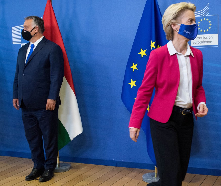 Ursula von der Leyen (rechts) will gegen das umstrittene Gesetz von Victor Orban (links) vorgehen.