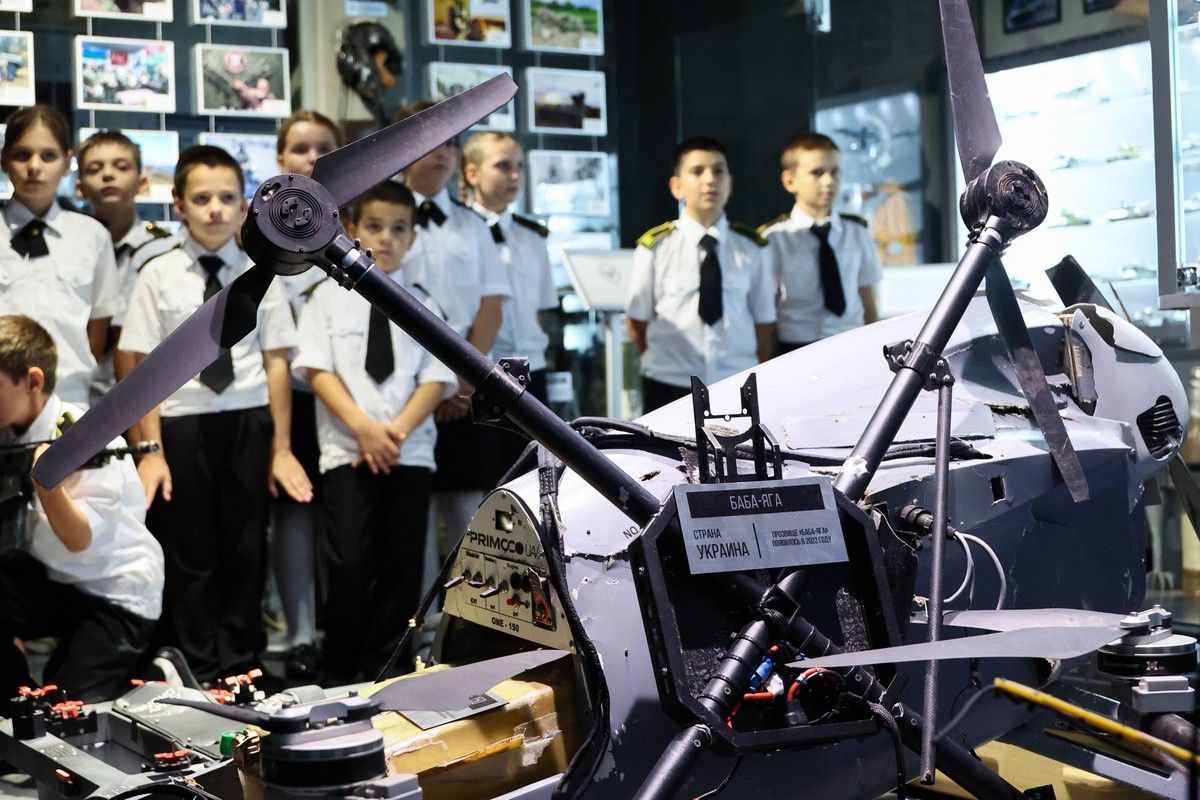 RUSSIA, REPUBLIC OF CRIMEA - SEPTEMBER 18, 2025: A Ukrainian Baba Yaga heavy bomber drone goes on display as children visit a museum dedicated to the special military operation and featuring all kinds ...