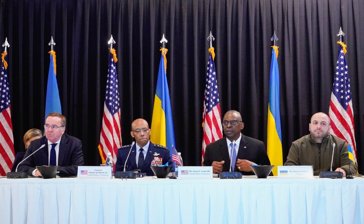 ARCHIV - 19.03.2024, Rheinland-Pfalz, Ramstein-Miesenbach: Verteidigungsminister Boris Pistorius (l-r, SPD), US-General Charles Q. Brown, US-Verteidigungsminister Lloyd Austin und der ukrainische Vert ...