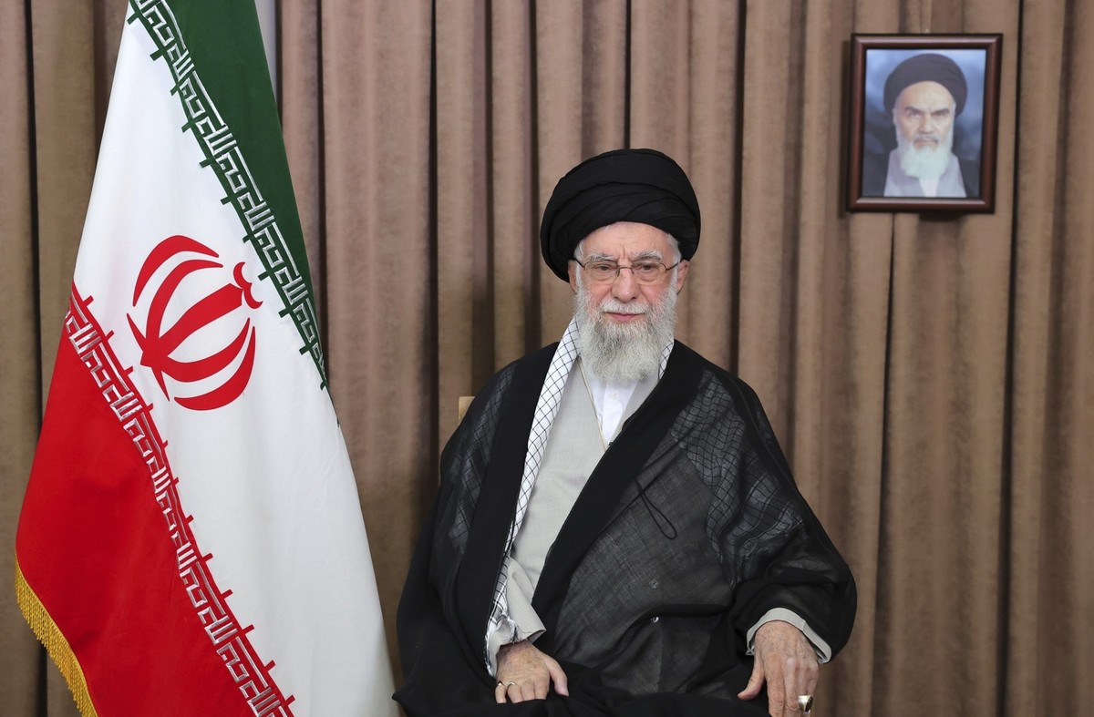 HANDOUT - 13.06.2025, Iran, Teheran: Dieses von der offiziellen Website des Büros des iranischen Obersten Führers veröffentlichte Foto zeigt den Obersten Führer Ayatollah Ali Chamenei bei einer im Fer ...
