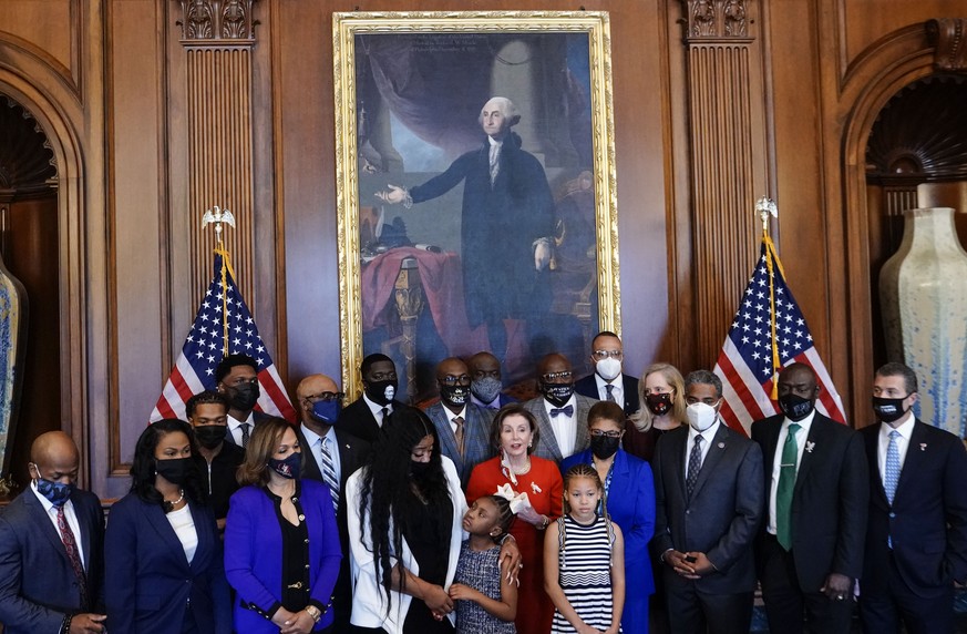 25.05.2021, USA, Washington: Nancy Pelosi (M), Sprecherin des Repr