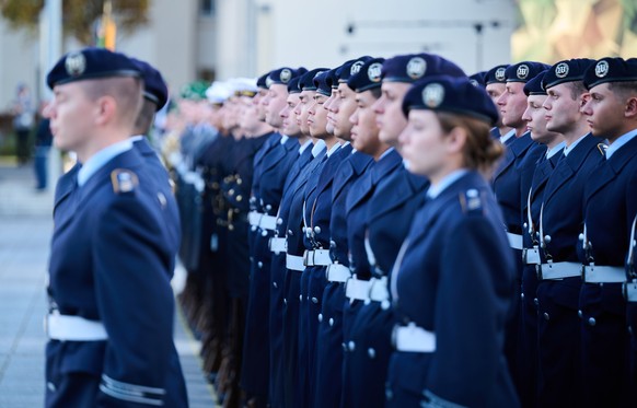 12.11.2022, Berlin: Rekrutinnen und Rekruten stehen auf dem Paradeplatz des Bundesministeriums der Verteidigung. Rund 400 Rekrutinnen und Rekruten legen am 67. Gr�ndungstag der Bundeswehr ein Feierlic ...