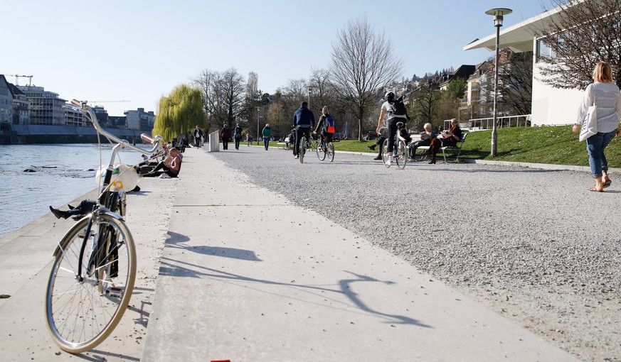 19.03.2020 Z�rich , SCHWEIZ , Menschen an der Limmat in Z�rich . Trotz Coronavirus *** 19 03 2020 Zurich , SWITZERLAND , People on the Limmat River in Zurich Despite Coronavirus