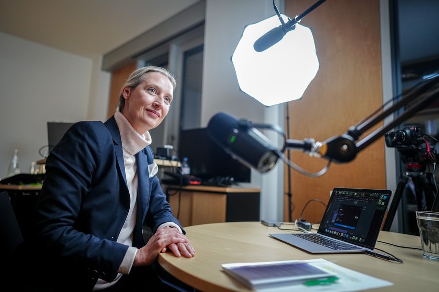 09.01.2025, Berlin: Alice Weidel, Fraktionsvorsitzende, Parteivorsitzende und Kanzlerkandidatin der AfD, sitzt vor dem Live-Talk mit dem US-Milliardär Elon Musk auf der Plattform X an Mikrofonen und e ...