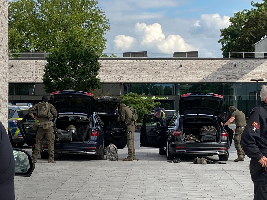 Spezialkräfte der Polizei sind auf dem Gelände der Hochschule Hamm-Lippstadt im Einsatz. An der Hochschule Hamm-Lippstadt hat ein 34-jähriger Mann mit einem Messer mehrere Menschen angegriffen und vie ...