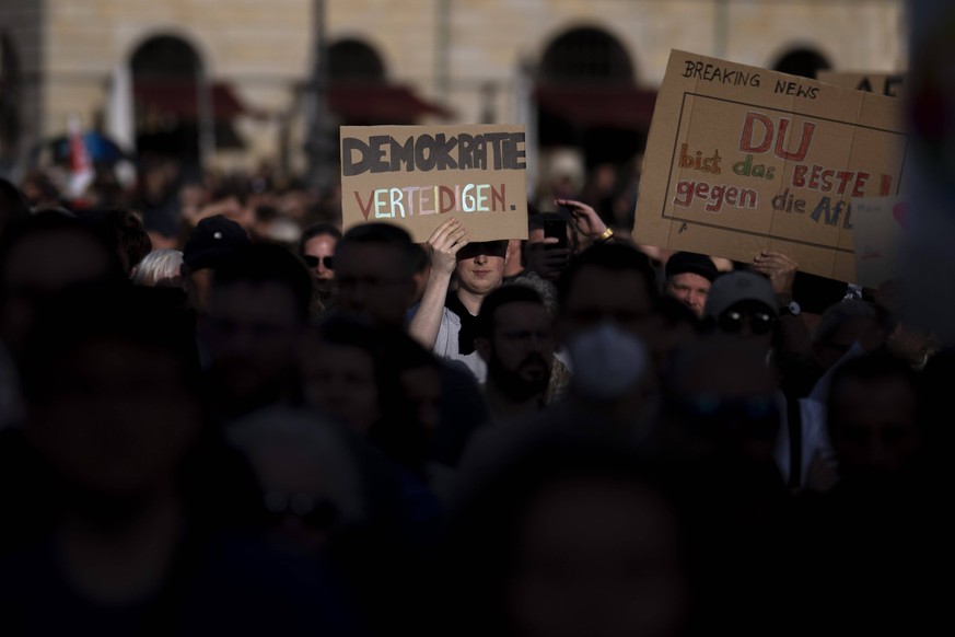 Demo Gegen Rechte Gewalt DEU, Deutschland, Germany, Berlin, 05.05.2024 Demonstranten mit Schild Demokratie Verteidigen waehrend einer Demonstration gegen die extreme Rechte und zur Verurteilung von An ...