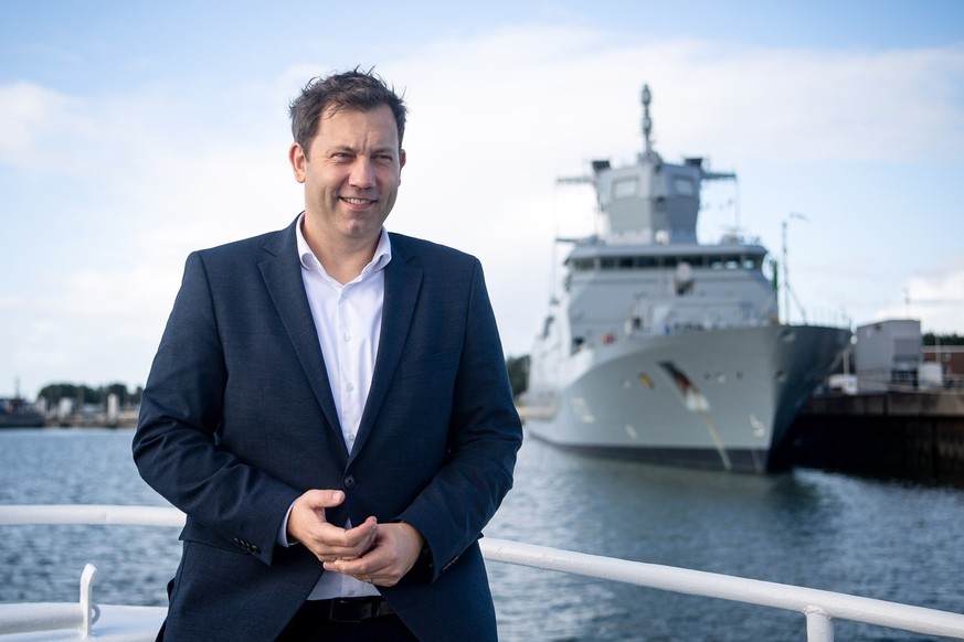 16.09.2022, Niedersachsen, Wilhelmshaven: Lars Klingbeil, Parteivorsitzender der SPD, steht vor einem Schiff im Hafen vom Marinest