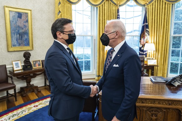 US-Präsident Joe Biden (rechts) trifft sich mit dem ukrainischen Außenminister Dmytro Kuleba.
