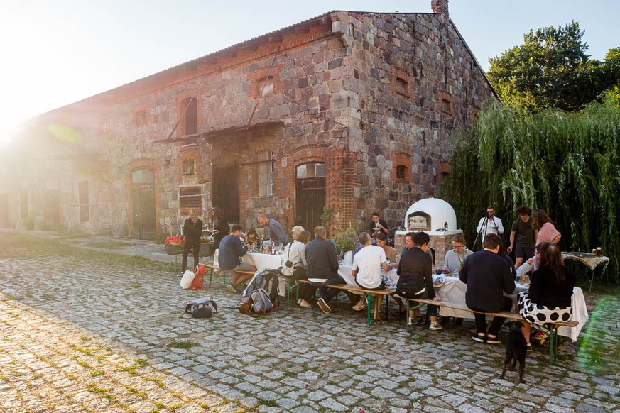 Idyllisches Arbeiten im Grünen: Zum "Coconut"-Coworking-Place in Glien kommen Menschen aus der ganzen Welt.