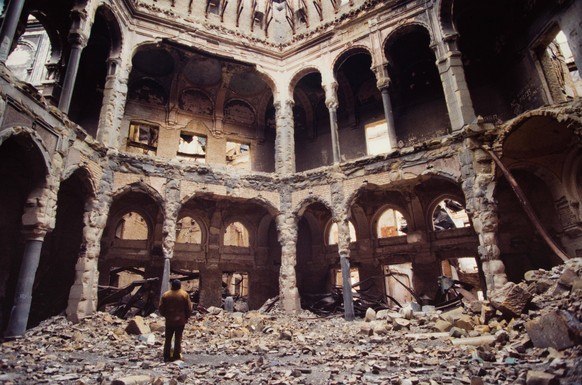 Die zerstörte Nationalbibliothek in Sarajevo, Bosnien und Herzegowina, 1994.
