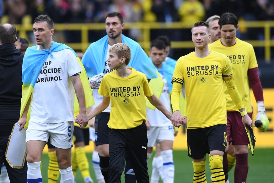 Fußball Benefizspiel Borussia Dortmund - Dynamo Kiew am 26.04.2022 im Signal Iduna Park in Dortmund Serhiy Sydorchuk ( Kiew ), links - Einlaufkind Nikita - Marco Reus ( Dortmund ), rechts Foto: Revier ...