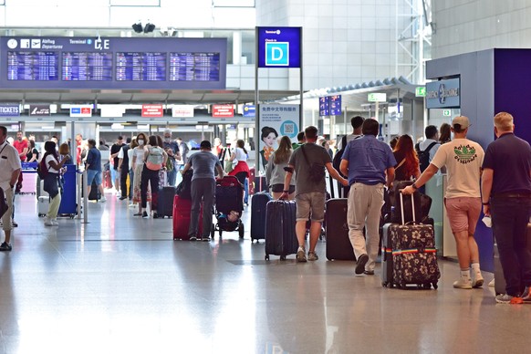 Passagiere am Frankfurter Flughafen Fraport. Neue Varianten des Coronavirus betrachten Experten und Gesundheitsminister Karl Lauterbach mit Sorge. Sie befürchten eine &quot;Sommerwelle&quot; noch vor  ...