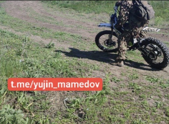 Auf Telegram sind Bilder von Soldaten auf Motorrädern zu finden.