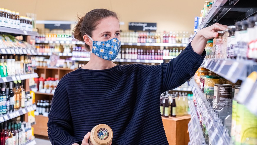 Derzeit ist es Pflicht, beim Einkaufen eine Maske zu tragen.