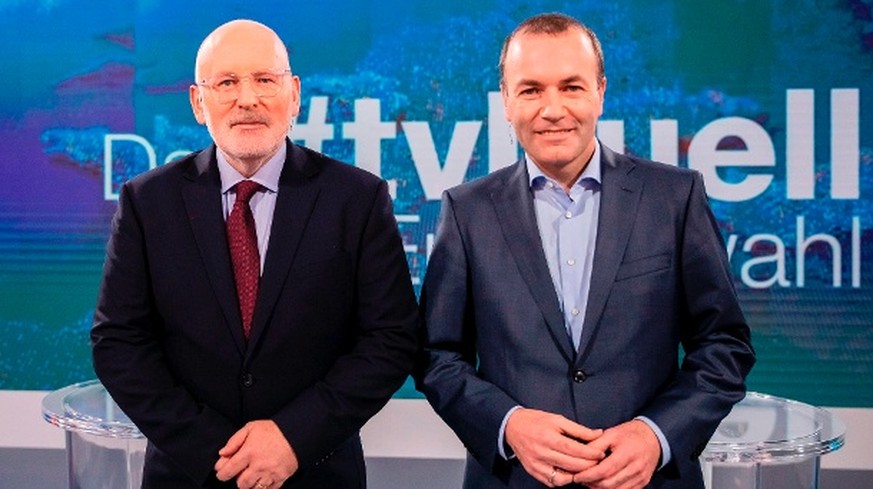 Frans Timmermans (l), Spitzenkandidat der SPE für die Europawahl, und Manfred Weber (CSU), Spitzenkandidat der EVP für die Europawahl, stehen vor dem TV-Duell zur Europawahl im ZDF Hauptstadtstudio für ein Foto zusammen.