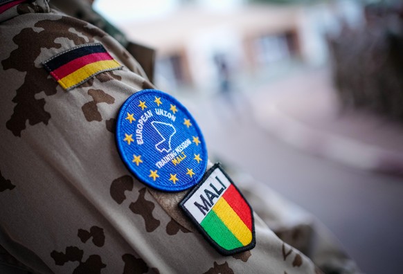 Bundeswehrsoldaten der European Union Training Mission Mali (EUTM) warten in Bamako in Mali auf die Bundesministerin der Verteidigung. Die Ministerin besucht deutsche Soldaten in Westafrika. Die Bunde ...