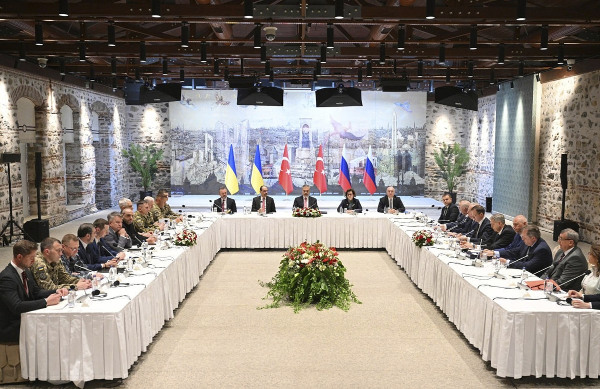 Russian and Ukrainian delegations attend talks at the Dolmabache palace, in Istanbul, Turkey, Friday, May 16, 2025. (Ramil Sitdikov, Sputnik Pool Photo via AP)