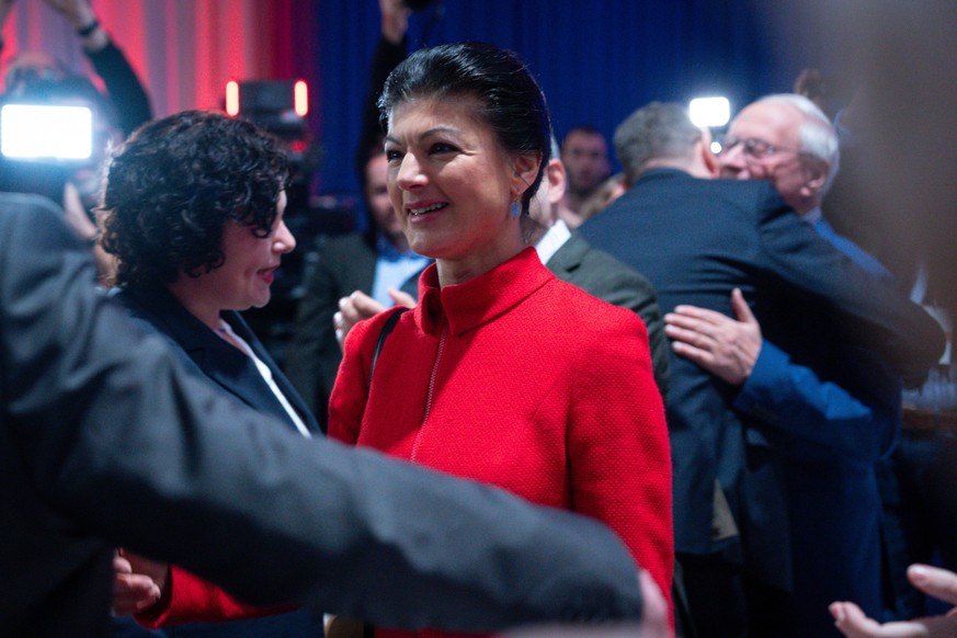 1. Parteitag Buendnis Sahra Wagenknecht - Vernunft und Gerechtigkeit Dr. Sahra Wagenknecht, MdB gemeinsam mit Amira Mohamed Ali, MdB und Oskar Lafontaine im Hintergrund beim 1. Parteitag Buendnis Sahr ...