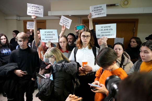 Supporters of Sasha Skochilenko, a 33 year-old artist and musician, hold posters reading &quot;She shouldn&#039;t prison transfer&quot; in the Vasileostrovsky district court in St. Petersburg, Russia, ...
