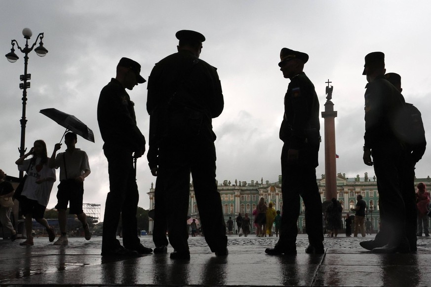 RUSSIA, ST PETERSBURG - JULY 7, 2024: Police officers face rainy weather in Palace Square. Peter Kovalev/TASS PUBLICATIONxINxGERxAUTxONLY 71875562