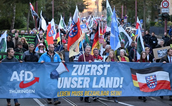 21.09.2022, Th�ringen, Erfurt: Ein sogenannter Spaziergang der Th�ringer AfD unter dem Motto &quot;Zuerst unser Land! Leben muss bezahlbar sein&quot;. Th�ringens Landtag ber�t am n�chsten Tag �ber m�g ...