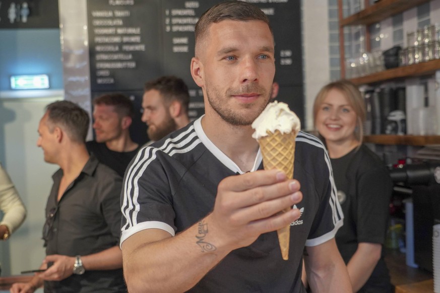 GER, Kölnn, Eisdieleneröffnung, Lukas Podolski, Heumarkt / 26. 05.2018, Heumarkt, Koeln, GER, Kölnn, Eisdieleneröffnung, Lukas Podolski, Heumarkt, im Bild / picture shows: Lukas Podolski eröffnet sein ...