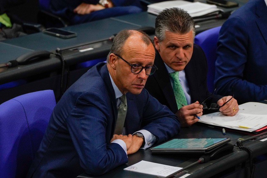 Berlin, Deutschland 22. November 2022: 68. Sitzung des Deutschen Bundestags - 2022 Im Bild: v.li.: Friedrich Merz CDU, Thorsten Frei CDU Deutscher Bundestag Berlin *** Berlin, Germany 22 November 2022 ...