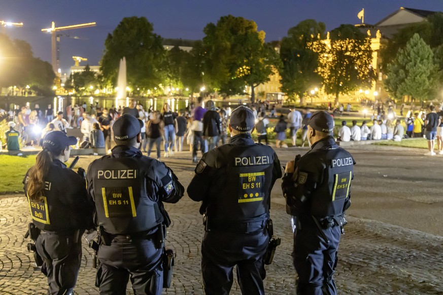 Massives Polizeiaufgabe am Eckensee in Stuttgart. Dort war die Keimzelle der Krawalle vom Samstag zuvor. Der von der Polizei als Event- und Partyszene bezeichnete Gruppierung standen hunderte Polizist ...