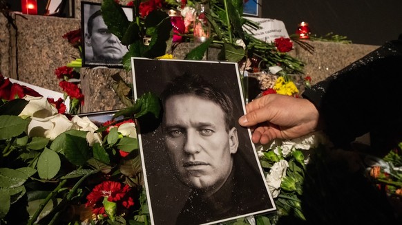 16.02.2024, Russland, St. Petersburg: Blick auf eine spontane Gedenkveranstaltung zum Gedenken an den verstorbenen russischen Oppositionellen Nawalny, die am Denkmal f
