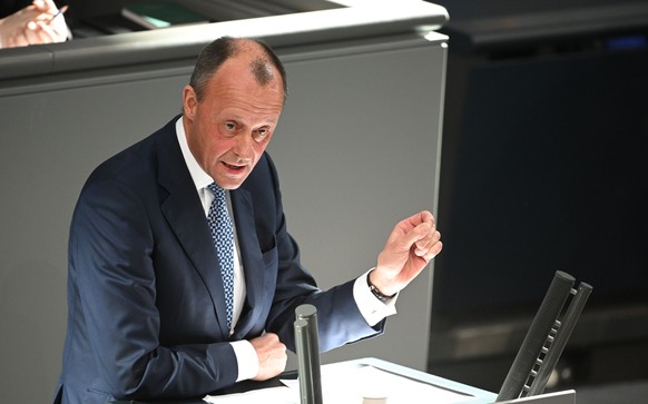 27.02.2022, Berlin: Friederich Merz, Bundesvorsitzender der CDU spricht w�hrend der Sondersitzung des Bundestags zum Krieg in der Ukraine. Foto: Bernd von Jutrczenka/dpa +++ dpa-Bildfunk +++