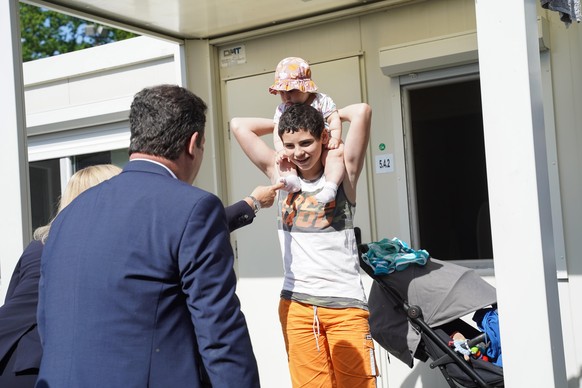Die Ministerin und der Minister treffen in Berlin-Spandau auf den geflüchteten Roma und seine kleine Schwester Mia.