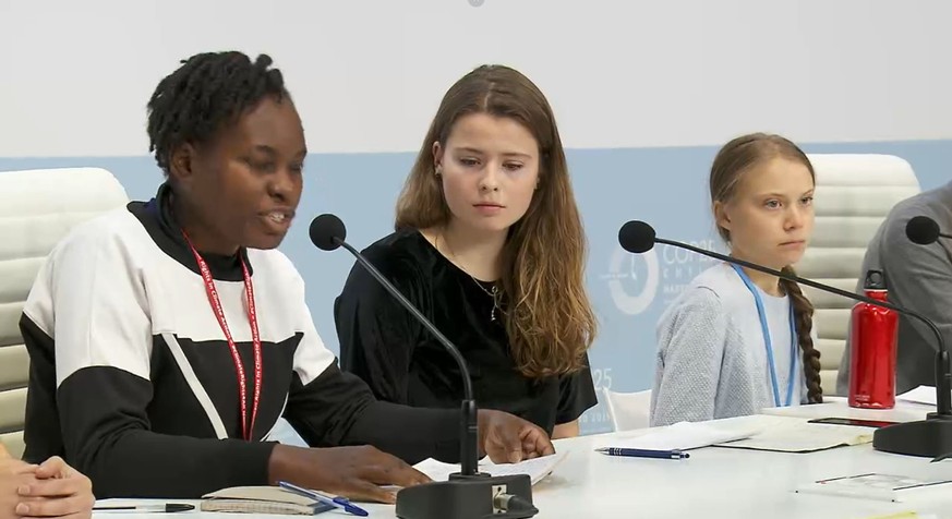 Hilda Flavia Nakabuye (links) spricht auf der Pressekonferenz von Fridays For Future, Greta Thunberg und Luisa Neubauer.