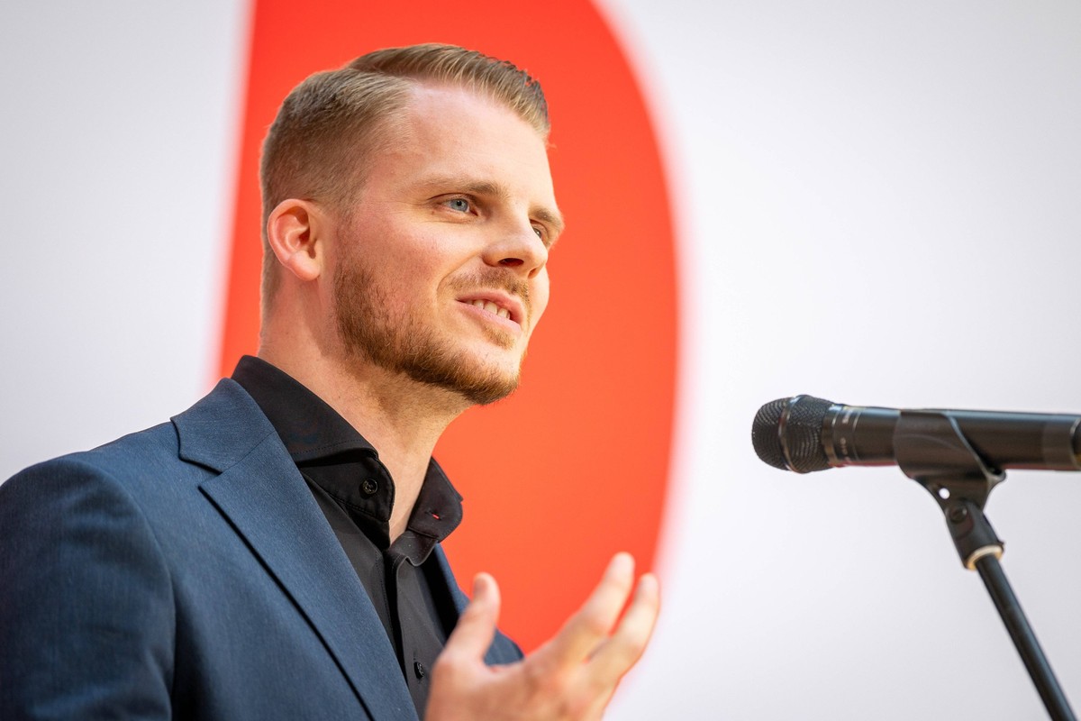 Tim Kluessendorf, SPD, spricht zu den Medien nachdem er als neuer Co-Parteivorsitzende der SPD vorgeschlagen wird in Berlin, 12.05.2025. Berlin Deutschland *** Tim Kluessendorf, SPD, speaks to the med ...