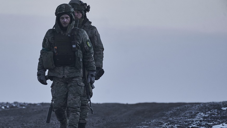 09.02.2023, Ukraine, Bachmut: Ukrainische Soldaten begeben sich zu ihren Stellungen an der Frontlinie in der Nähe von Bachmut in der Region Donezk. Foto: Libkos/AP/dpa +++ dpa-Bildfunk +++