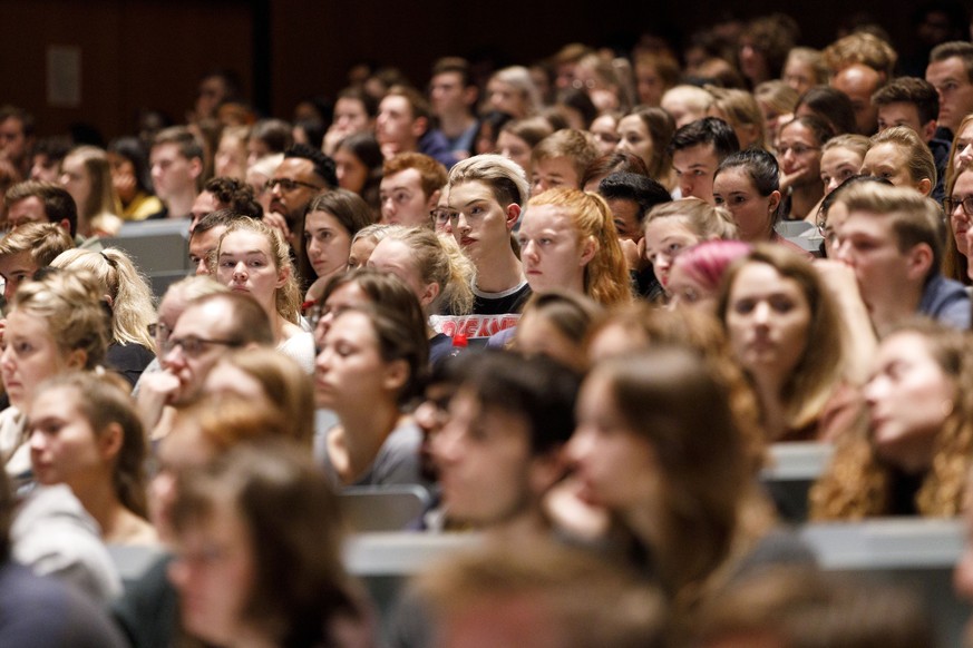 Den Kontakt zu Studenten über Gratis-Service herzustellen ist ein Taktik, um später Produkte zu Versicherungen, Banking oder Altersvorsorge später über Service-Leistungen ihre Berater an Studenten ver ...