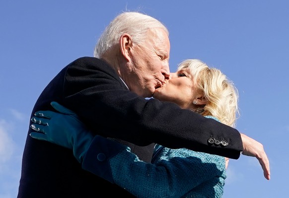 20.01.2021, USA, Washington: US-Pr�sident Joe Biden und First Lady Jill Biden k�ssen sich nach der Vereidigung im US-Kapitol. - RECROP - Foto: Andrew Harnik/AP Pool/dpa +++ dpa-Bildfunk +++