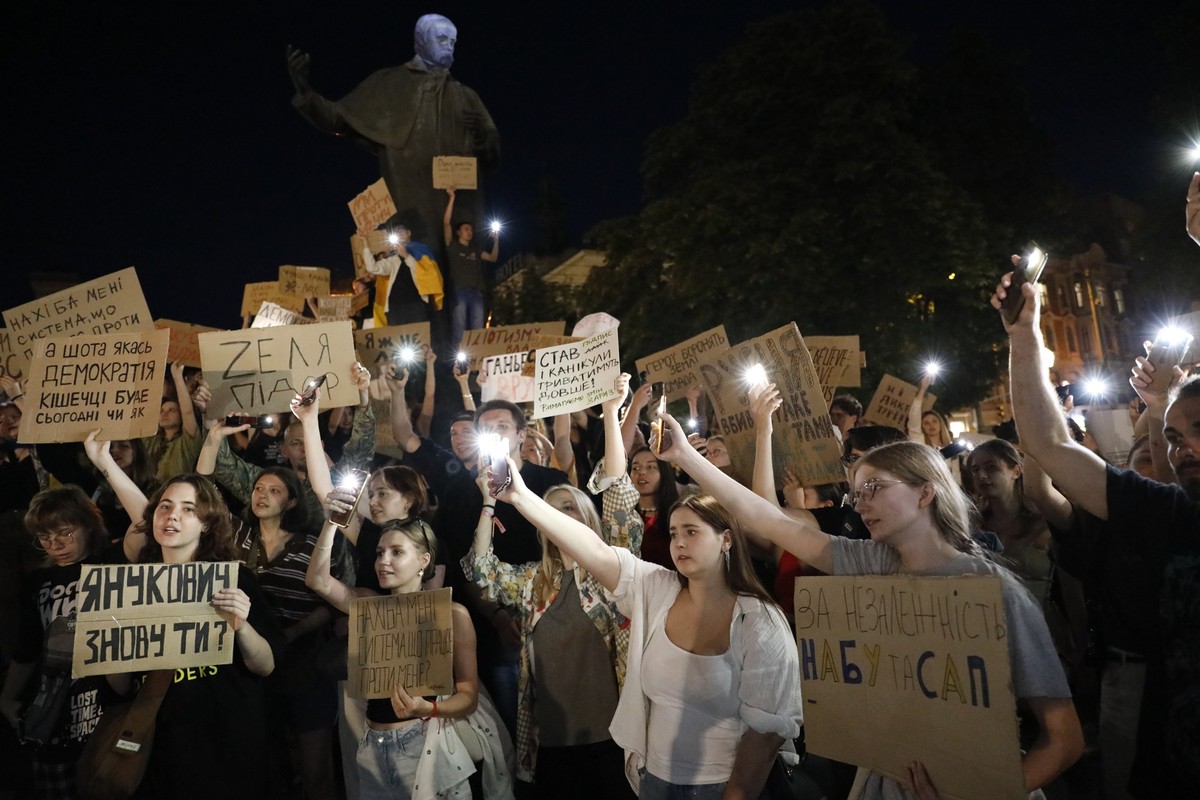 23.07.2025, Ukraine, Lemberg: Teilnehmer halten Transparente während einer Demonstration gegen ein Gesetz, das die Unabhängigkeit von Antikorruptionsorganen beschränkt. Das neue Gesetz hat in der Ukra ...