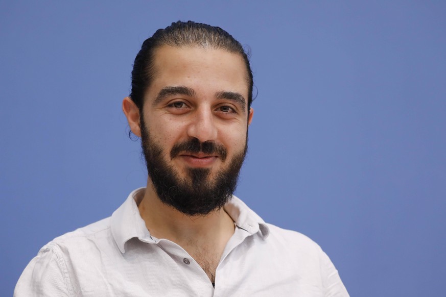 Tareq Alaows flüchtete 2015 aus Syrien und kam nach Deutschland. Heute engagiert er sich, zum Beispiel bei der Seebrücke und beim Flüchtlingsrat Berlin.