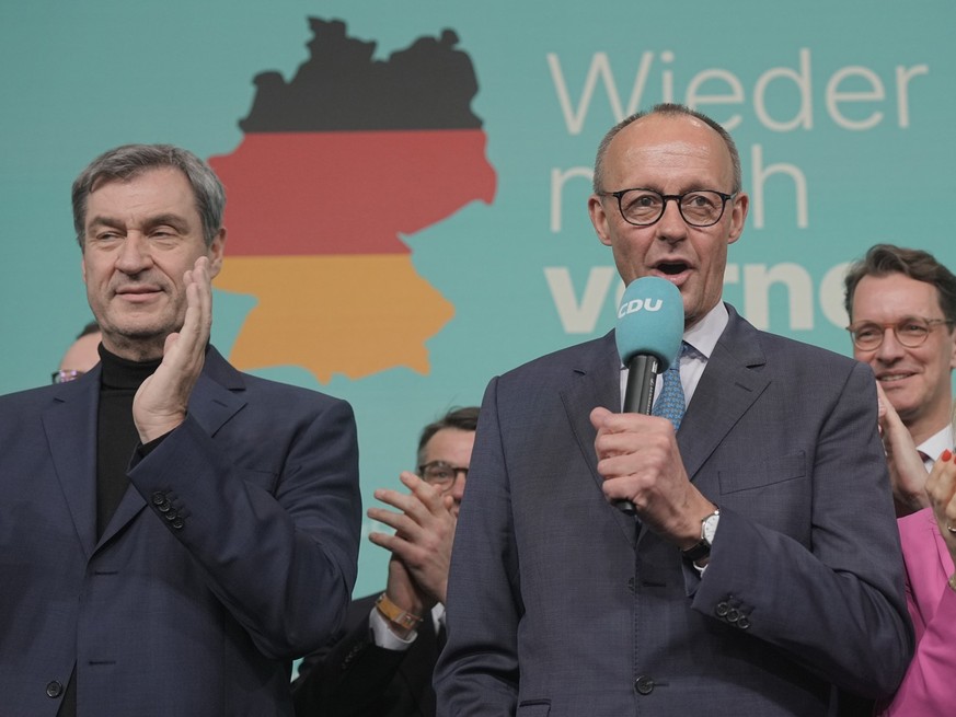 23.02.2025, Berlin: Friedrich Merz (CDU, M), Parteivorsitzender und Kanzlerkandidat, spricht neben Markus S