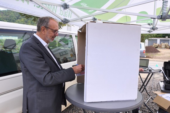 Bundeswahlleiter Dr. Georg Thiel testet bei einem Probedurchgang den Wahlablauf an einem der mobilen Wahlbusse im Flutgebiet an der Ahr. Wähler können hier ihre Briefwahl erledigen.