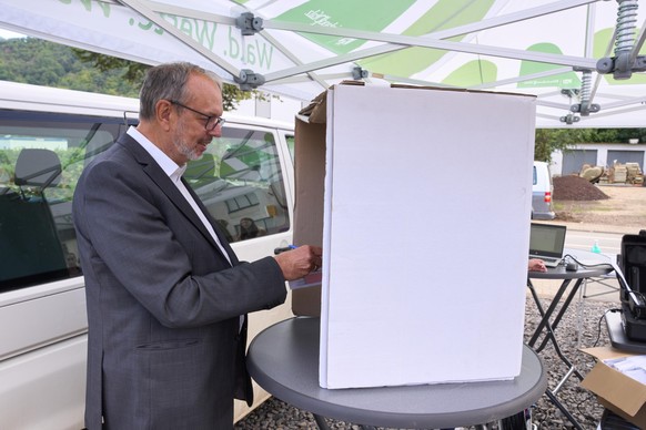 Bundeswahlleiter Dr. Georg Thiel testet bei einem Probedurchgang den Wahlablauf an einem der mobilen Wahlbusse im Flutgebiet an der Ahr. Wähler können hier ihre Briefwahl erledigen.