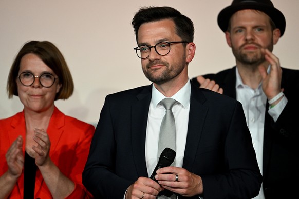 Thomas Kutschaty (M), SPD-Spitzenkandidat und Vorsitzender der nordrhein-westfälischen SPD, steht nach den ersten Prognosen zur Landtagswahl bei der Wahlparty der SPD in den Düsseldorfer Rheinterrasse ...