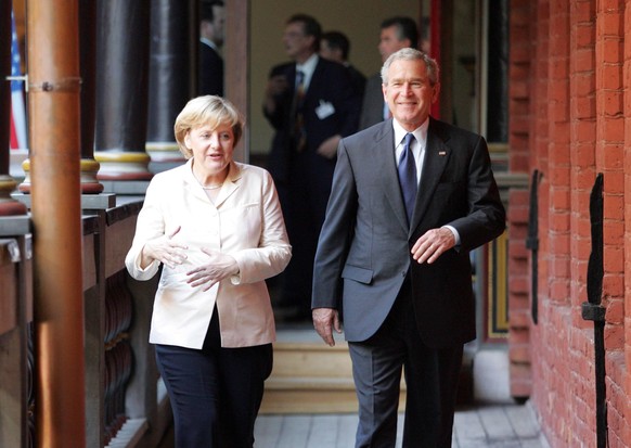 Angela MERKEL , Bundeskanzlerin und CDU Vorsitzende , und Georg W. BUSH , Praesident der USA . Angela MERKEL , Federal Chancellor and Chairman of the Christian Democratic Union (CDU) , and Georg W. BU ...