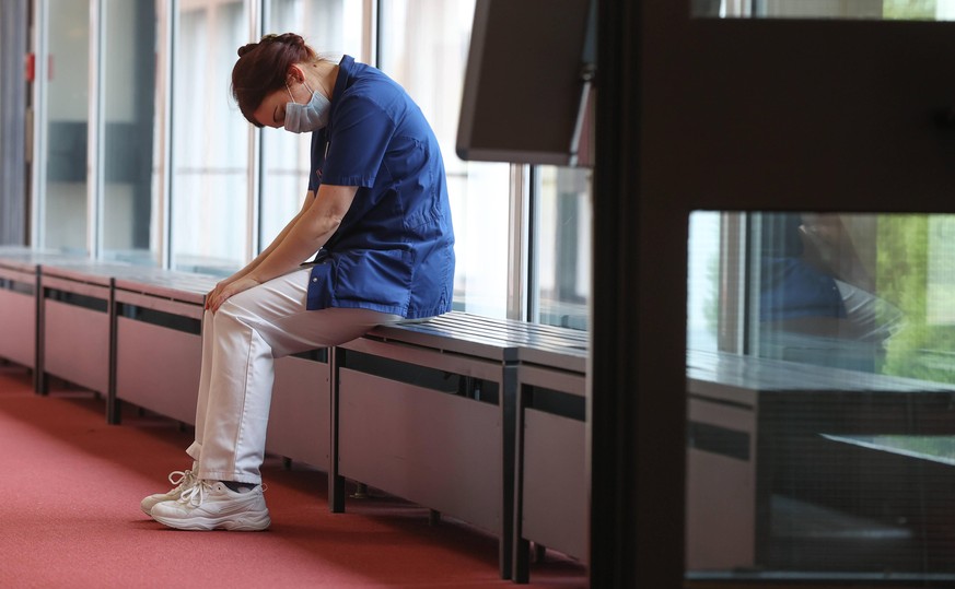 Hannover, Coronavirus, Pflegepersonal im Altenheim, Pflegekräfte am Limit: Erschöpft, überarbeitet und ausgelaugt *** Hanover, coronavirus, nursing staff in old peoples homes, nursing staff at their l ...