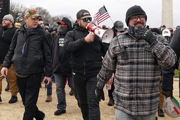 ARCHIV - 06.01.2021, USA, Washington: Mitglieder der Proud Boys, darunter Zachary Rehl (l-r), Ethan Nordean, und Joseph Biggs, gehen am 6. Januar 2021 zur Unterstützung von US-Präsident Trump auf das  ...