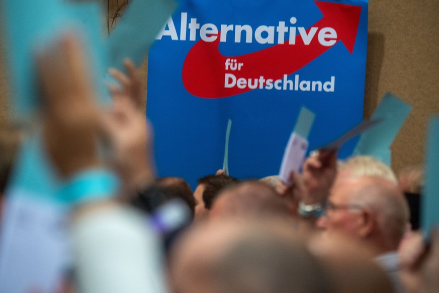 27.08.2022, Mecklenburg-Vorpommern, Ivenack: Auf dem AfD-Landesparteitag Mecklenburg-Vorpommern hängt ein Plakat mit dem Schriftzug «Alternative für Deutschland». Foto: Stefan Sauer/dpa +++ dpa-Bildfu ...