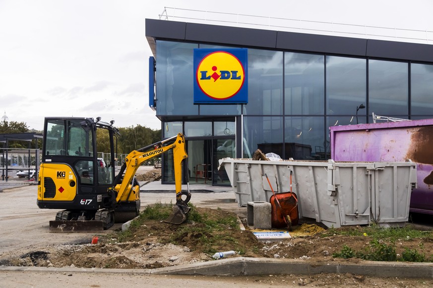 Guitrancourt, France October 4, 2019 - Supermarket under construction of German discount grocery chain Lidl LIDL, ECONOMIE, ENTREPRISE, LOGO, ILLUSTRATION, ILLUSTRATIF, GENERIQUE, GRANDE DISTRIBUTION, ...